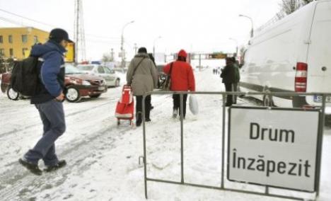 Traficul a fost închis pe toate drumurile naţionale din Constanţa şi Tulcea. Mii de maşini blocate